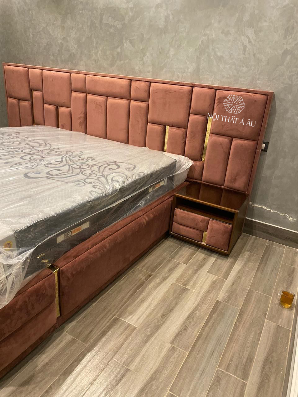 Giường Ngủ Bọc Nhung Sang Trọng 
