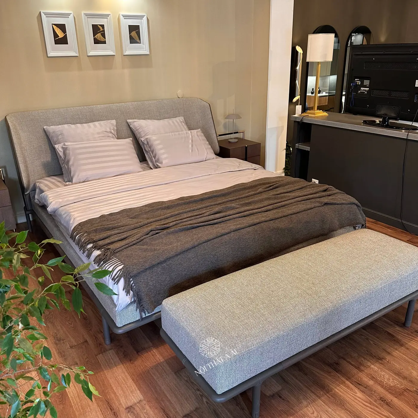 hinh-that-giuong-chan-sat-boc-vai-g144